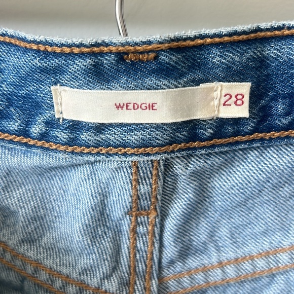 NEW Levi’s Women’s Wedgie Straight Leg Raw Hem Jeans - Picture 3 of 9